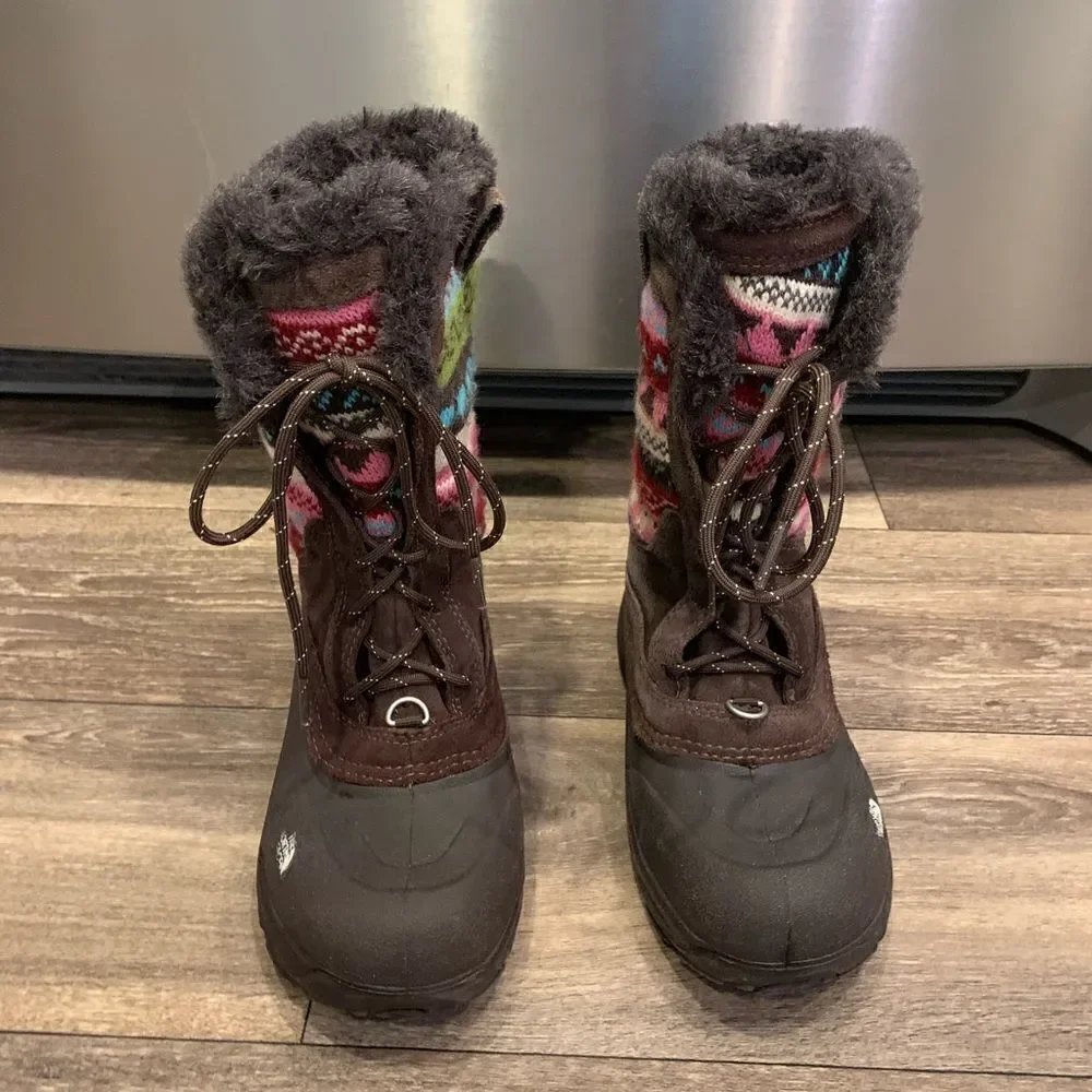 The North Face Girls Boots. Size: 4. Faux fur lined.